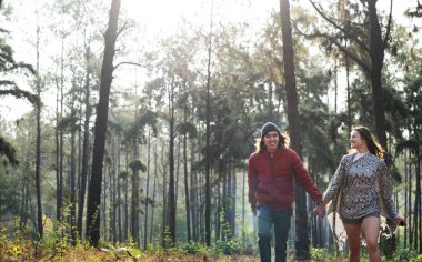 Çift ellerimi ormanda