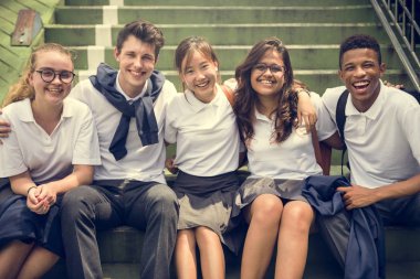 Çeşitli Öğrenciler üniversite üniformalı