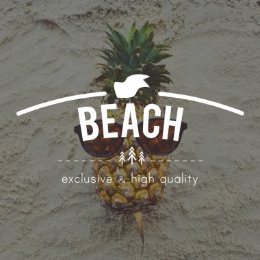 Kum üzerinde komik ananas