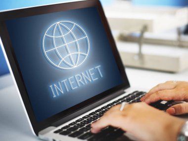 dizüstü bilgisayarda çalışan insan