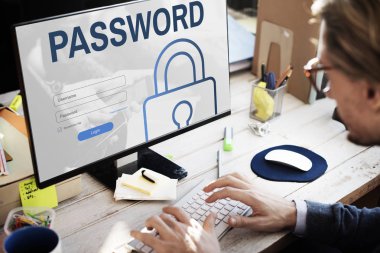 Bilgisayar klavyesinde yazan iş adamı