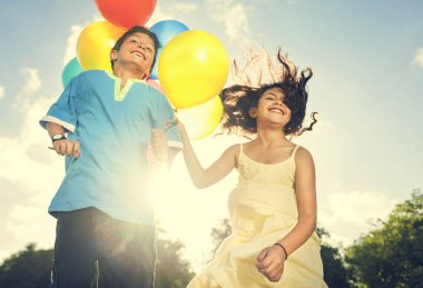 Çocuklar balonlarla oynuyor