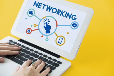 dizüstü bilgisayarda çalışan insan