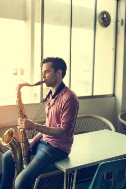 jazzman oynarken saksafon