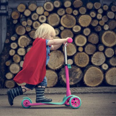 Süper kahraman çocuk binmek Scooter tarafından 