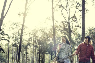 Ormandaki gezginlerin genç Çift