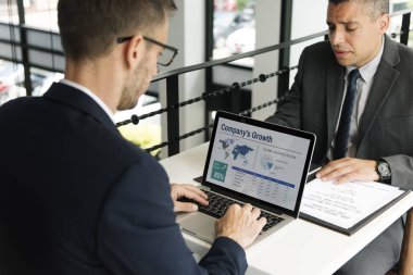 birlikte çalışan iş adamları 