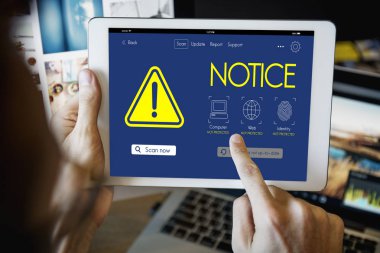  Dijital tablet kullanan adam