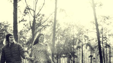 Çift ellerimi ormanda