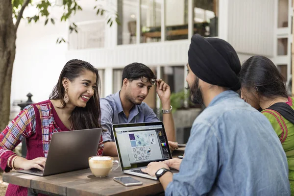 Persone che utilizzano computer portatili — Foto Stock