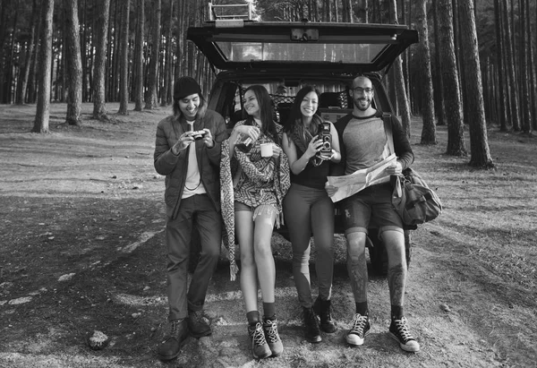 Молодые друзья путешественники в лесу — стоковое фото
