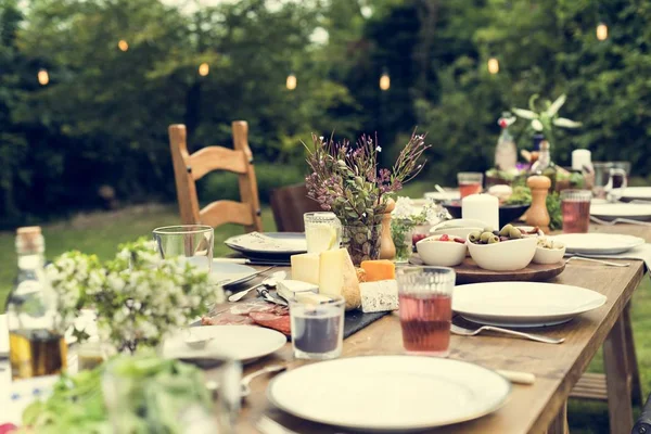 Mesa servida con comida para el almuerzo —  Fotos de Stock