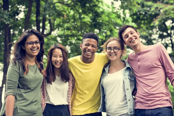 Diversi giovani amici Bonding all'aperto — Foto Stock