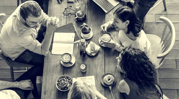 Mensen bij de coffeeshop praten — Stockfoto