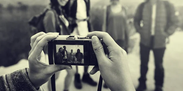 Amigos Fotografiando en el bosque — Foto de Stock