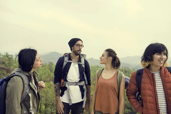 Jovens amigos explorando a natureza — Fotografia de Stock