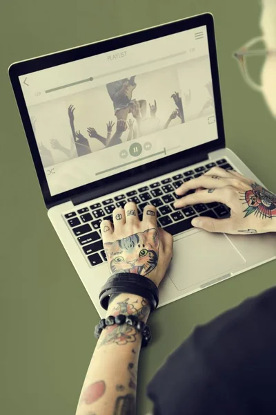 Manos en tatuajes escribiendo en el portátil — Foto de Stock