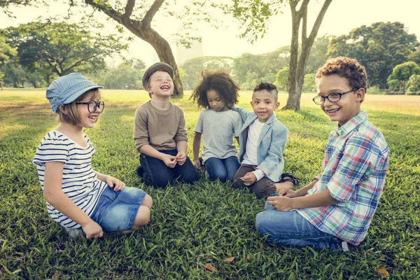 Dzieci bawią się w parku — Zdjęcie stockowe