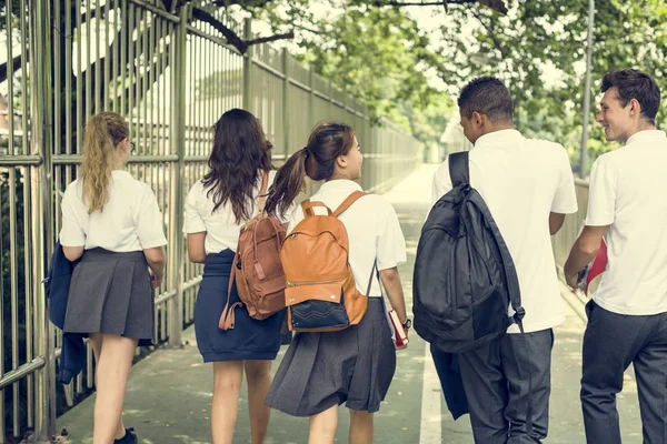 Zróżnicowane studentów w mundurach College — Zdjęcie stockowe