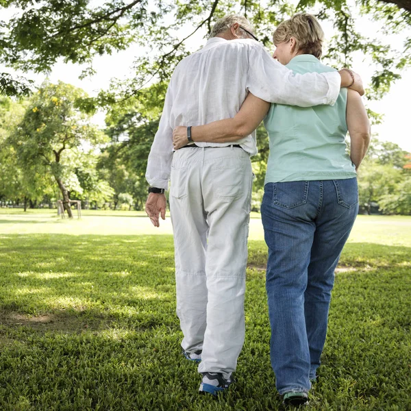 Seniorenpaar entspannt sich im Park — Stockfoto