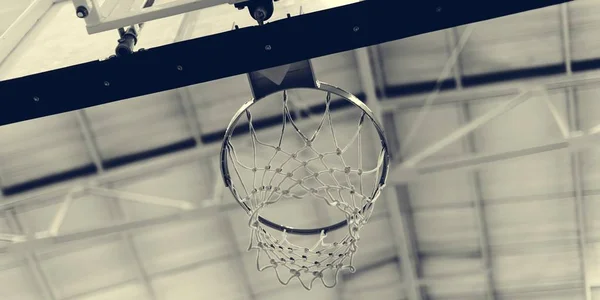 Баскетбольное кольцо на детской площадке — стоковое фото