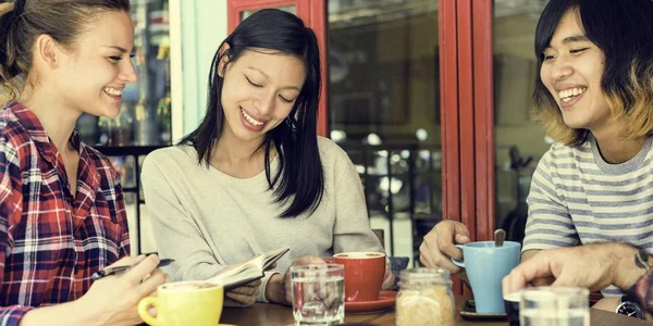 Menschen trinken Kaffee — Stockfoto