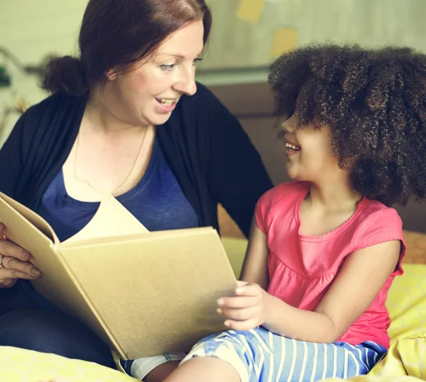 Madre e hija leyendo historia —  Fotos de Stock