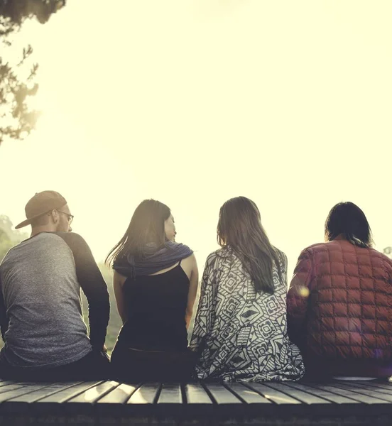 Vänner sitter i raden — Stockfoto