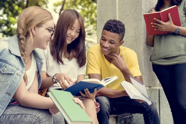 Jovens amigos Diversos Estudando ao ar livre — Fotografia de Stock