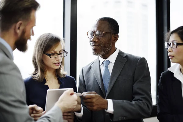 Geschäftsleute, die im Büro arbeiten — Stockfoto