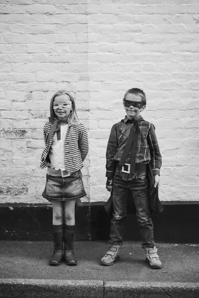 Superhéroes Los niños se divierten — Foto de Stock