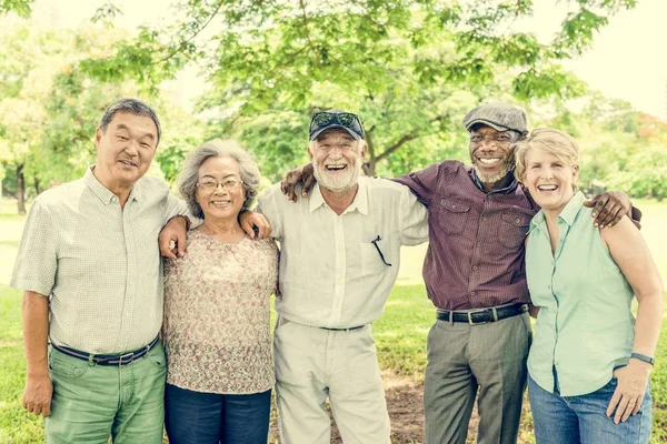 Diverse  Senior Friends Ootdoors — Stock Photo, Image