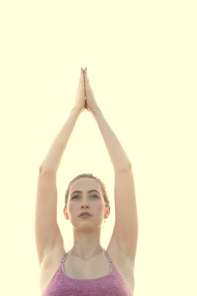 Kvinna som gör yoga på stranden — Stockfoto