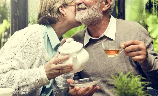 Casal de idosos bebendo chá — Fotografia de Stock