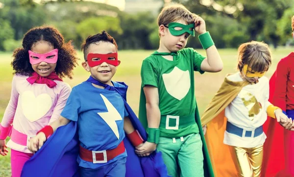 Superhéroe Niños jugando juntos — Foto de Stock