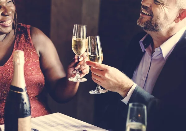 Menschen feiern und trinken Champagner — Stockfoto