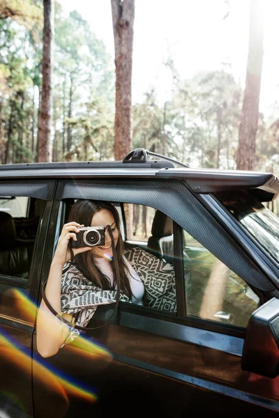 자동차에서 젊은 여자 사진 — 스톡 사진