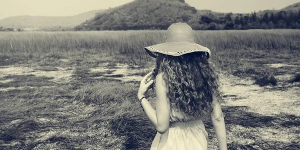Όμορφη γυναίκα με καπέλο καλοκαίρι — Φωτογραφία Αρχείου