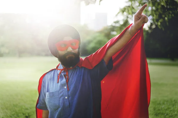 Індійська людина в костюмі супергероя і маски — стокове фото