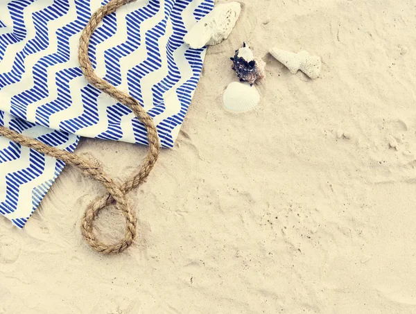 Deken op zomer zand — Stockfoto