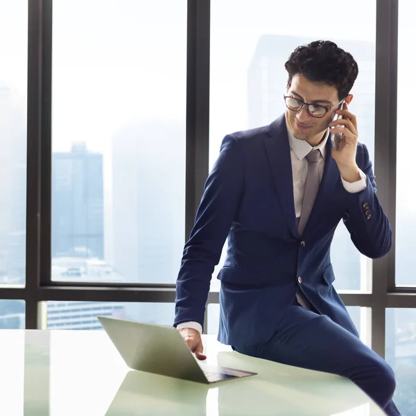 Uomo d'affari che parla per telefono — Foto Stock