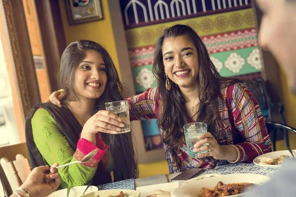 Ινδική φίλους στο εστιατόριο — Φωτογραφία Αρχείου