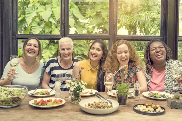 Donne che cenano — Foto Stock