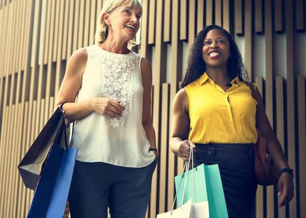 Mujeres con bolsas de compras —  Fotos de Stock