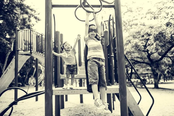 Hermano y hermana en el parque —  Fotos de Stock