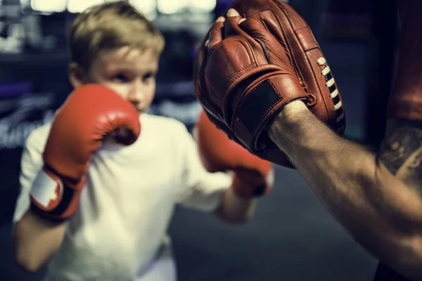 Boy Boxeo en Gimnasio — Foto de Stock