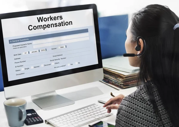 Businesswoman working on computer — Stock Photo, Image