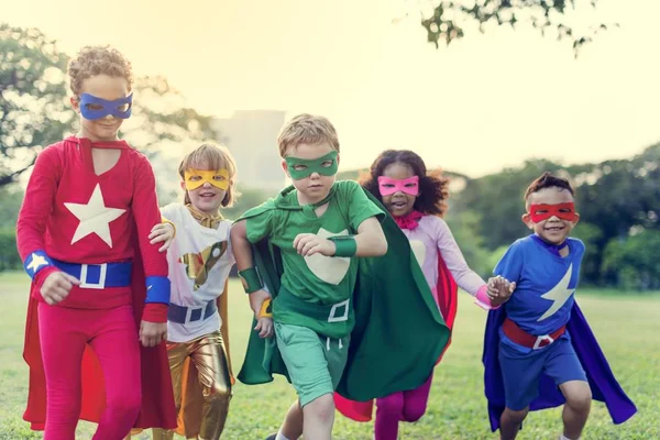 Superhelden-Kinder spielen zusammen — Stockfoto