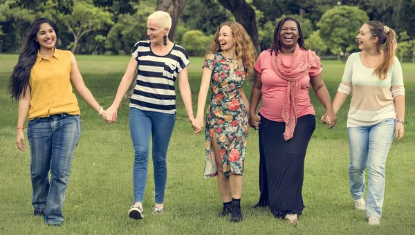 Vänner tillbringa tid i parken — Stockfoto