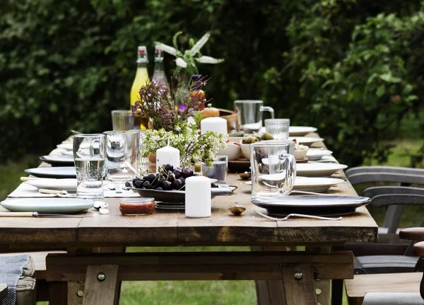 Tabel met eten voor de lunch geserveerd — Stockfoto